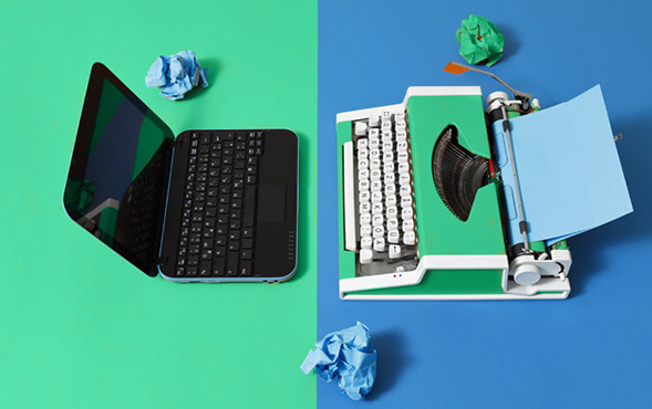 Laptop und Schreibmaschine